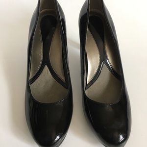 Naturalizer"black patten leather pumps shoes.